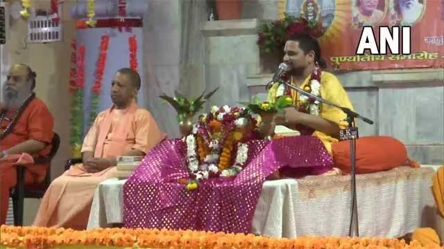 PIC3 CM Yogi participated in the program of Shri Ram Katha Gyan Yagya