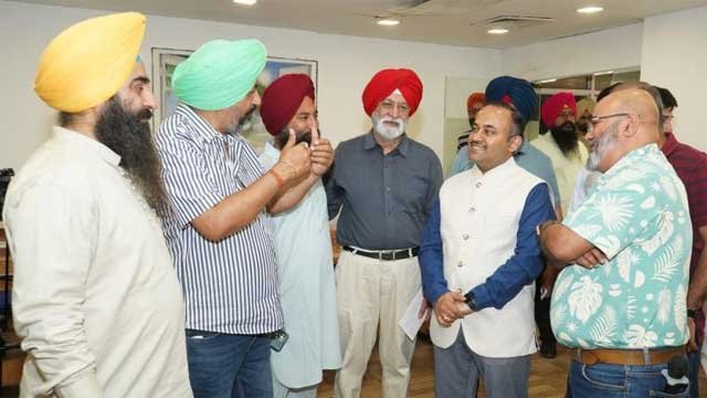 ਪੰਜਾਬ ਦੇ ਮੁੱਖ ਚੋਣ ਅਧਿਕਾਰੀ ਸਿਬਿਨ ਸੀ ਵੱਲੋਂ ਚੰਡੀਗੜ੍ਹ ਪ੍ਰੈੱਸ ਪੰਜਾਬ ਦੇ ਮੁੱਖ ਚੋਣ ਅਧਿਕਾਰੀ ਸਿਬਿਨ ਸੀ ਵੱਲੋਂ ਚੰਡੀਗੜ੍ਹ ਪ੍ਰੈੱਸ ਕਲੱਬ ਦਾ ਦੌਰਾ