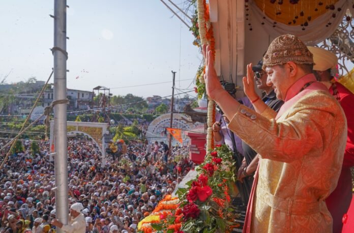 श्री दरबार साहिब एवम् श्री झण्डा साहिब में चला दर्शनों श्री दरबार साहिब एवम् श्री झण्डा साहिब में चला दर्शनों व मनौतियों का क्रम