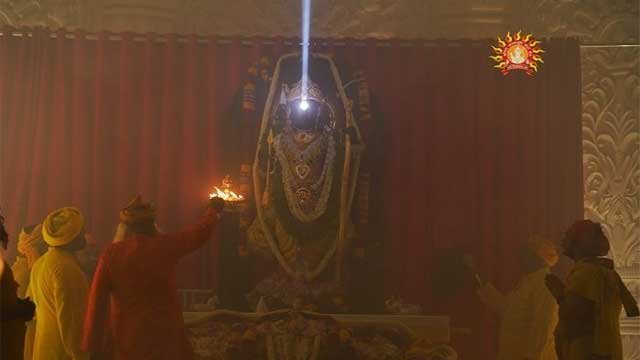 सूर्य की किरणों ने किया श्रीरामलला का ‘महामस्तकाभिषेक’, हर्षित हुई सूर्य की किरणों ने किया श्रीरामलला का ‘महामस्तकाभिषेक’, हर्षित हुई अयोध्या
