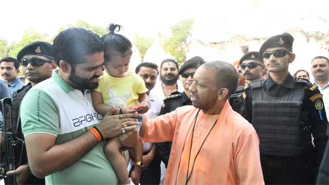 गोसेवा के बाद सीएम योगी ने लुटाया मासूम बच्ची पर गोसेवा के बाद सीएम योगी ने लुटाया मासूम बच्ची पर प्यार-दुलार